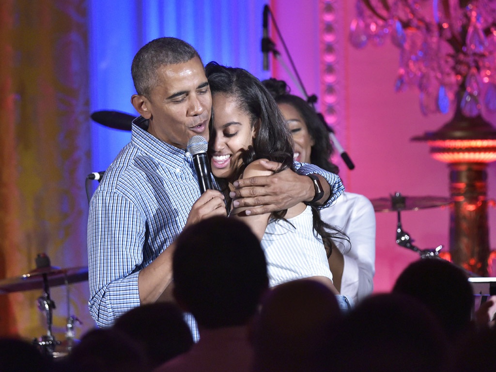 Tổng thống Obama hát mừng sinh nhật con gái lớn đúng dịp Quốc khánh - 1 Tổng thống Obama bên con gái Malia (Ảnh: Getty)