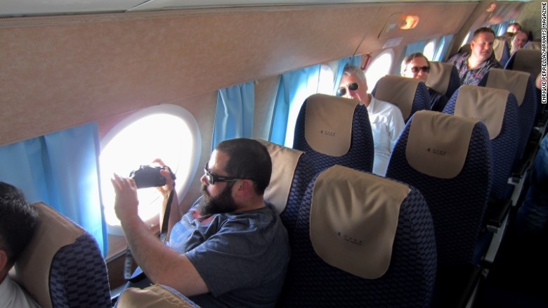 Trải nghiệm đặc biệt trên máy bay chở khách đời cũ của Triều Tiên - 10 Cabin của Tupolev Tu-134 được thiết kế vừa đủ cao để hành khách có thể đứng dậy thoải mái, tuy nhiên khoảng cách giữa các hàng ghế khá chật. Hơn nữa, rèm cửa màu xanh dương cũng mang lại cảm giác khá lỗi thời cho chiếc máy bay này.