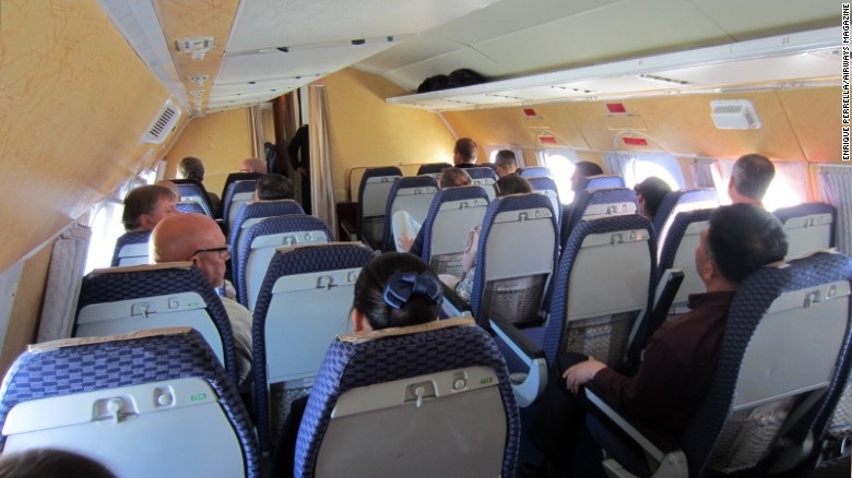 Trải nghiệm đặc biệt trên máy bay chở khách đời cũ của Triều Tiên - 7 Phần bên trong cabin của Il-18 không chỉ rộng mà còn rất thoải mái, khoảng cách giữa các ghế cũng khá rộng.