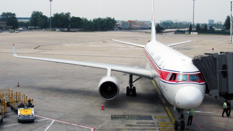 Trải nghiệm đặc biệt trên máy bay chở khách đời cũ của Triều Tiên - 1 Tháng 5/2015, một nhóm những người yêu thích trải nghiệm những chuyến bay độc đáo đã quyết định mua vé lên máy bay của hãng hàng không quốc gia Triều Tiên Air Koryo. Đa phần những máy bay ở Triều Tiên do Liên Xô sản xuất từ thời Chiến Tranh Lạnh. Nhiều người cho rằng, những lệnh trừng phạt từ cộng đồng quốc tế khiến Bình Nhưỡng gặp nhiều khó khăn và buộc phải sử dụng lại những mẫu máy bay đã cũ.