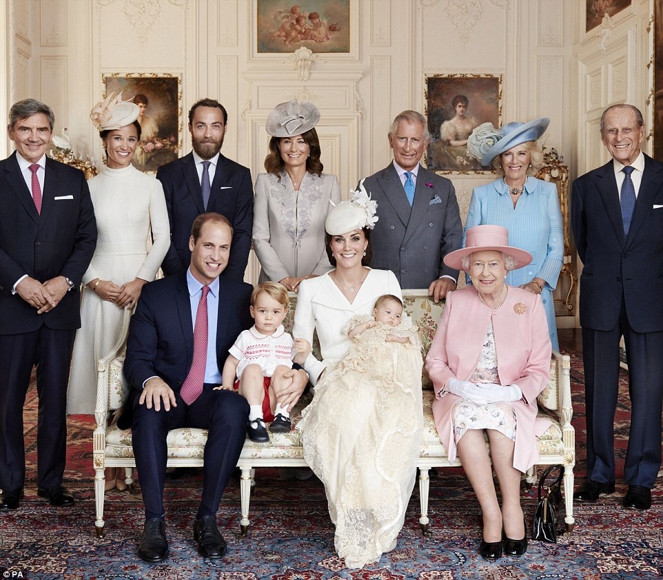 Hạnh phúc viên mãn của Hoàng tử William và Công nương Kate - 15 Gia đình William - Kate chụp ảnh cùng Nữ hoàng Anh (áo hồng) và các thành viên trong Hoàng gia Anh (Ảnh: PA)