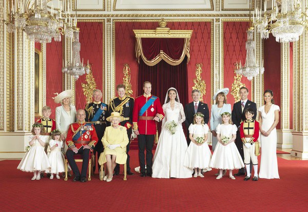 Hạnh phúc viên mãn của Hoàng tử William và Công nương Kate - 4 Hoàng gia Anh chụp ảnh trong lễ cưới của Kate và William (Ảnh: Hoàng gia Anh)