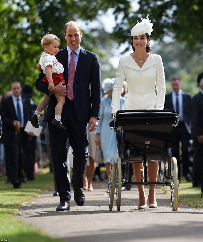 Hạnh phúc viên mãn của Hoàng tử William và Công nương Kate - 10 Gia đình Hoàng tử Anh tới nhà thờ St. Mary Magdalene ở hạt Norfolk để làm lễ rửa tội cho công chúa Charlotte. (Ảnh: PA)
