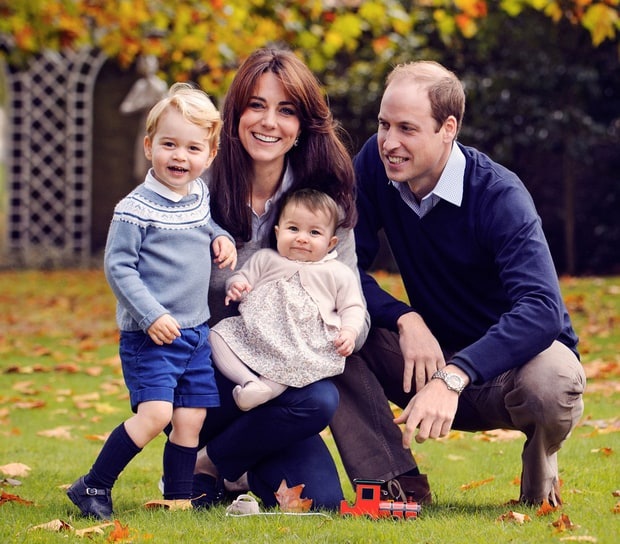 Hạnh phúc viên mãn của Hoàng tử William và Công nương Kate - 13 Ảnh chụp mừng lễ Giáng sinh năm 2015 của gia đình Hoàng tử William và Công nương Kate ở sân vườn trong Điện Kensington (Ảnh: Mirror)