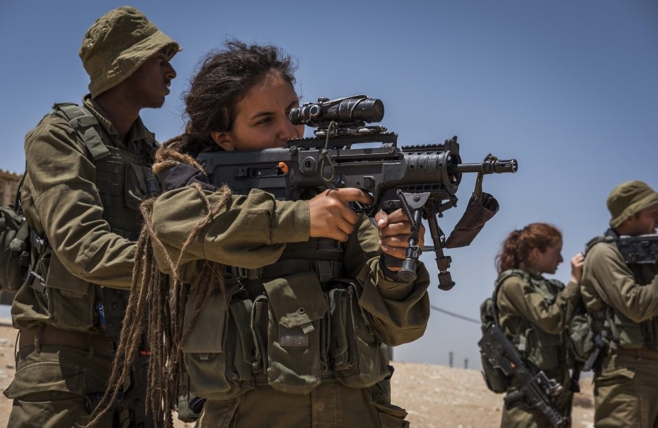 Các cô gái phải trải qua quá trình thử thách, hoàn thành tất cả các bài kiểm tra về tinh thần và thể lực như đối với các binh sĩ nam, trước khi được nhận vào lực lượng vũ trang Israel.