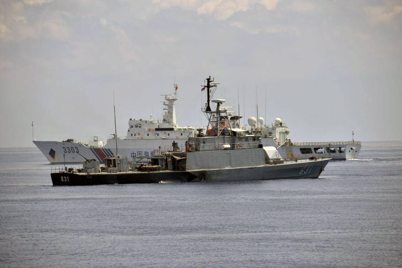 Indonesia tăng cường kiểm soát quần đảo Natuna trước phán quyết Biển Đông - 2 Tàu hải quân Indonesia và tàu hải quân Trung Quốc trong một lần va chạm ở vùng biển quanh quần đảo Natuna hồi tháng 6 (Ảnh: Retuers)