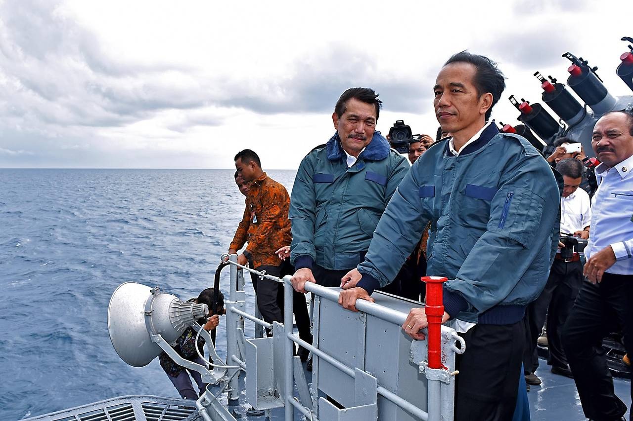 Indonesia tăng cường kiểm soát quần đảo Natuna trước phán quyết Biển Đông - 1
Tổng thống Indonesia Joko Widodo trên tàu chiến thị sát quần đảo Natuna hồi tháng 6 (Ảnh: Reuters)