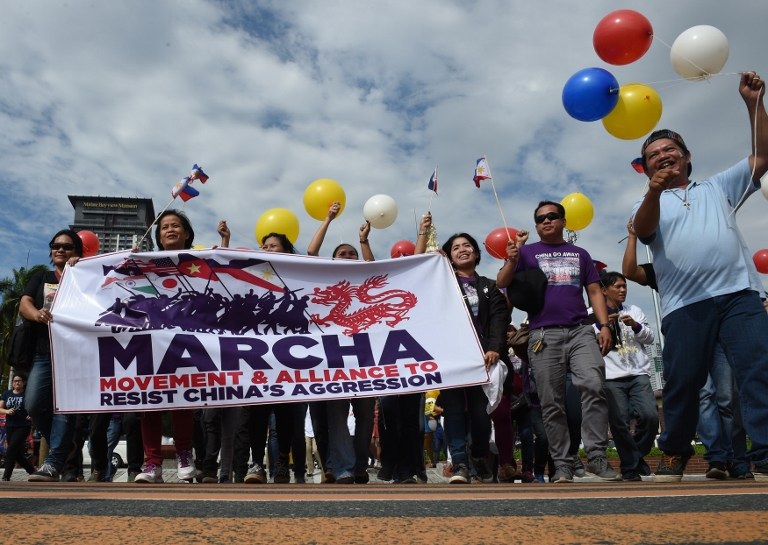 Người Philippines đổ ra đường ủng hộ phán quyết vụ kiện Biển Đông - 1
Người Philippines mang theo cờ, biểu ngữ và bóng bay để mừng phán quyết của tòa trọng tài.