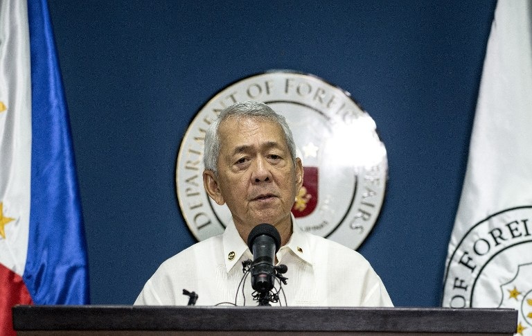 Người Philippines đổ ra đường ủng hộ phán quyết vụ kiện Biển Đông - 13
Trong cuộc họp báo chiều qua sau khi tòa công bố phán quyết, Ngoại trưởng Philippines Perfecto Yasay nói rằng quyết định của tòa mang tính bước ngoặt và là một đóng góp quan trọng vào nỗ lực nhằm giải quyết tranh chấp trên biển. Philippines khẳng định sự tôn trọng đối với quyết định mang tính bước ngoặt này và kêu gọi tất cả các bên liên quan kiềm chế, bình tĩnh.