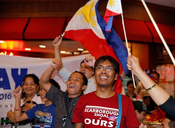 Người Philippines đổ ra đường ủng hộ phán quyết vụ kiện Biển Đông - 12
Niềm vui hiện rõ trên gương mặt của các nhà hoạt động Philippines. Mới cách đây vài tháng, họ đã bị lực lượng tuần duyên Trung Quốc xua đuổi khi đến gần bãi cạn Scarborough.