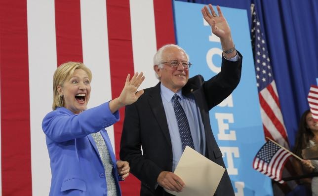 Thượng nghị sĩ Sanders chính thức tuyên bố ủng hộ bà Clinton tranh cử tổng thống - 1 Ông Bernie Sanders (phải) và bà Hillary Clinton trong cuộc vận động tranh cử tại New Hampshire (Mỹ) ngày 12/7 (Ảnh: Reuters)