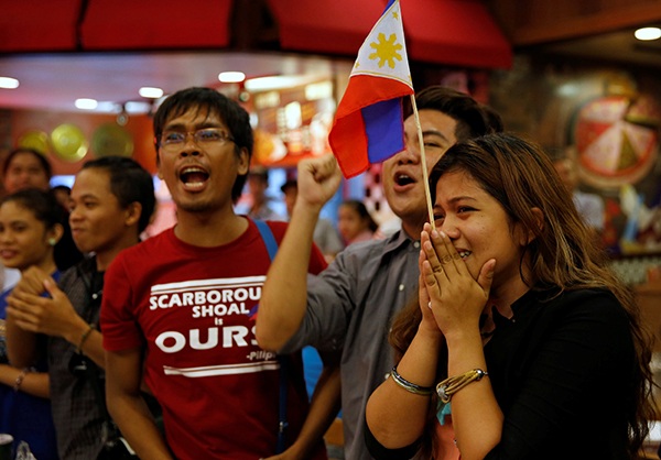 Báo chí thế giới đồng loạt đưa tin về phán quyết vụ kiện Biển Đông - 2
Người dân Philippines hồi hộp chờ đợi phán quyết của tòa trọng tài quốc tế chiều nay 12/7 (Ảnh: Reuters)