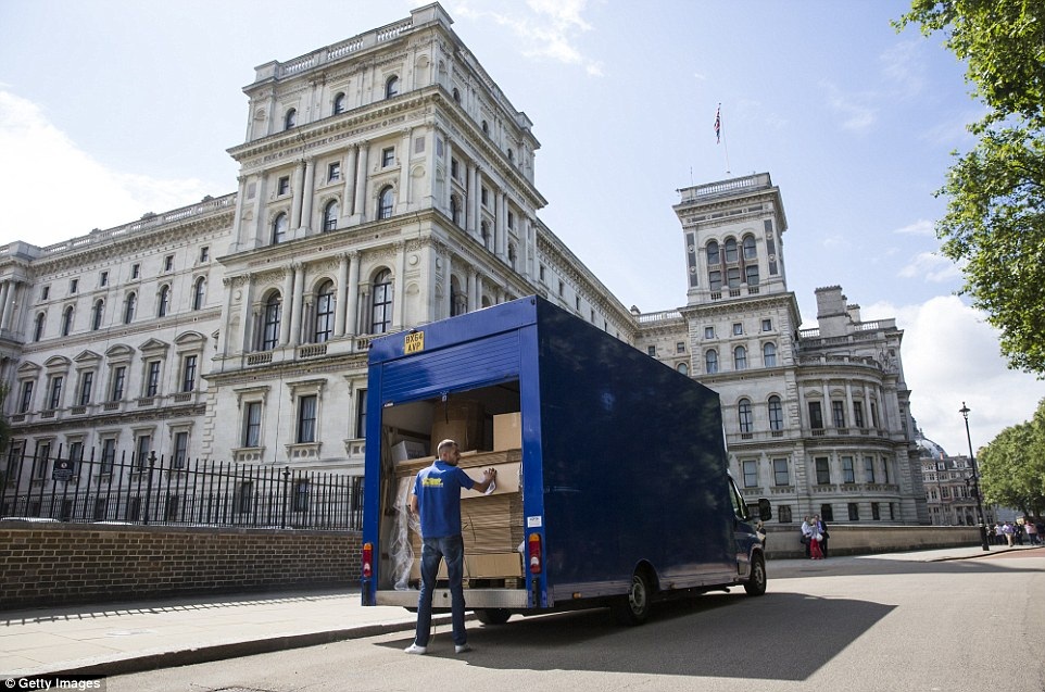 Xe tải chở theo nhiều thùng giấy chuẩn bị tới số nhà 10 phố Downing ở London hôm 12/7 để dọn đồ cho gia đình Thủ tướng Cameron (Ảnh: Getty)