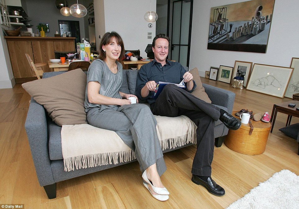 Ông Cameron và vợ, bà Samantha Cameron, chụp ảnh bên trong một căn hộ khác của gia đình trị giá 3,6 triệu bảng Anh ở Notting Hill (Ảnh: Dailymail)