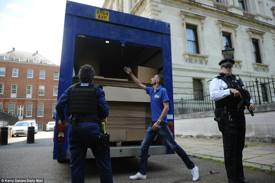 Một thành viên trong nhóm vận chuyển đồ cho gia đình Thủ tướng tiết lộ họ cần tới 330 hộp giấy, 30 cuộn băng dính và 3 cuộn giấy bọc để đóng gói toàn bộ đồ đạc trong căn hộ gồm 4 phòng ngủ (Ảnh: Dailymail)