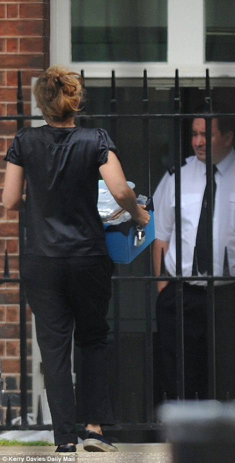 Từng món đồ từ lớn đến nhỏ lần lượt được đưa ra xe (Ảnh: Dailymail)