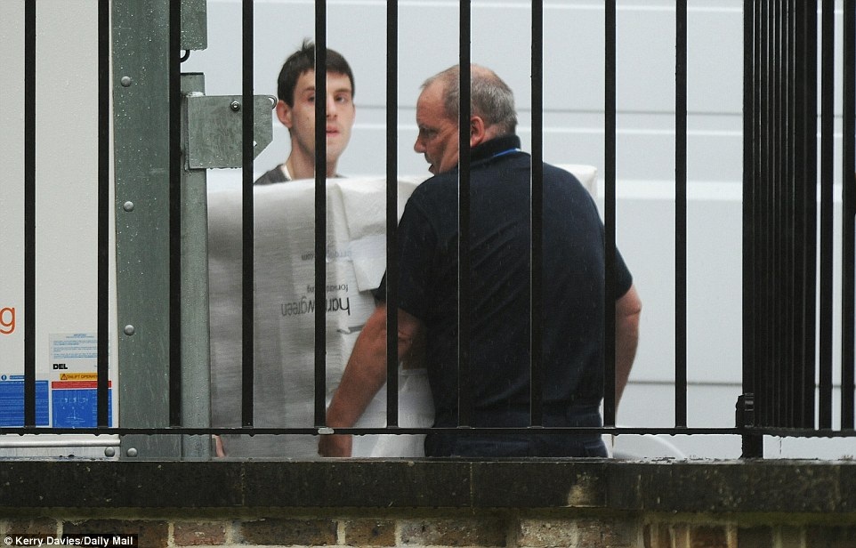 Những thùng hàng lớn cần đến 2 người khênh (Ảnh: Dailymail)