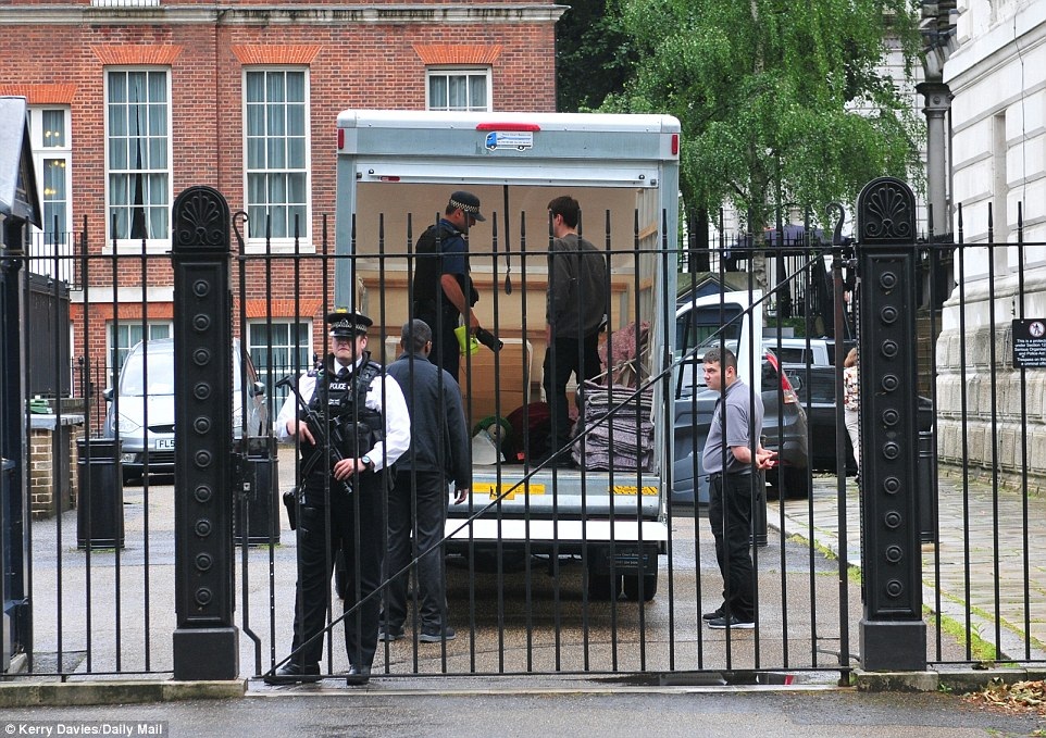 Mọi việc diễn ra rất khẩn trương sau cánh cổng vào dinh thự. Gia đình ông Cameron đã ở đây từ năm 2010 sau khi ông nhậm chức Thủ tướng Anh (Ảnh: Dailymail)
