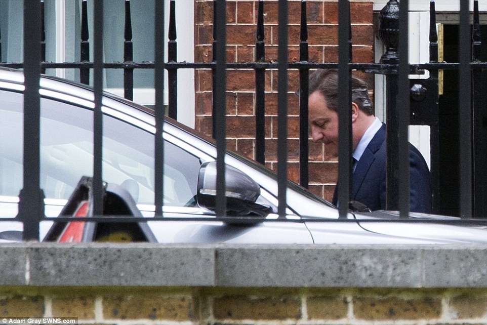 Hôm qua cũng là ngày ông Cameron chủ trì cuộc họp nội các lần cuối với tư cách thủ tướng tại nhà số 10 phố Downing. Tuy nhiên, sau cuộc họp ông đã nhanh chóng đi ra cổng sau để tránh ống kính phóng viên (Ảnh: SWNS)