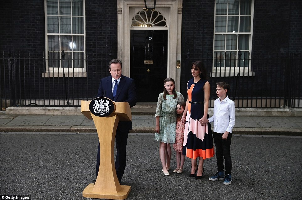Cuối ngày hôm qua, ông Cameron cùng vợ và các con đã có bài phát biểu chia tay trước tòa nhà số 10 phố Downing ở thủ đô London. Đây là bài phát biểu cuối cùng của ông trên cương vị Thủ tướng Anh (Ảnh: Getty)
