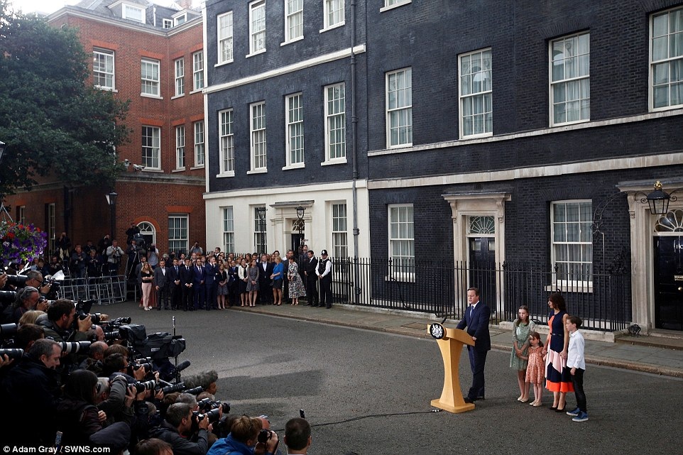 Rất đông phóng viên, người dân Anh và các nghị sĩ trong Quốc hội đã tập trung trước dinh thủ tướng để nghe bài phát biểu này và nói lời chào tạm biệt với gia đình thủ tướng (Ảnh: SWNS)