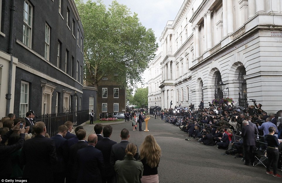 Ông Cameron cũng nói lời cảm ơn người vợ và 3 người con đã luôn đồng hành cùng ông trong những giờ phút khó khăn nhất (Ảnh: Getty)