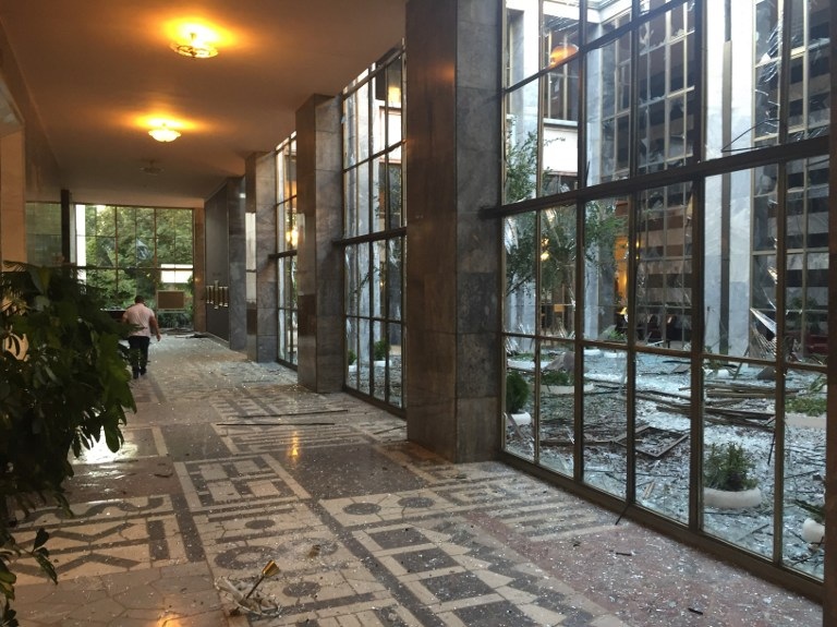 Thổ Nhĩ Kỳ tan hoang trong ngày đảo chính - 4 Tòa nhà Quốc hội Thổ Nhĩ Kỳ ở thủ đô Ankara là một trong những địa điểm bị ném bom trong cuộc đảo chính. Hãng tin RT của Nga cho hay, tòa nhà đã bị ném 2 quả bom liên tiếp từ trên không.