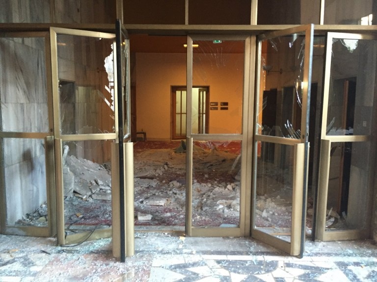 Thổ Nhĩ Kỳ tan hoang trong ngày đảo chính - 6 Đài CNN đưa tin, một số cảnh sát và nhân viên trụ sở quốc hội đã bị thương, còn đài truyền hình quốc gia Thổ Nhĩ Kỳ nói rằng ít nhất 12 người bị thương nặng sau vụ tấn công này