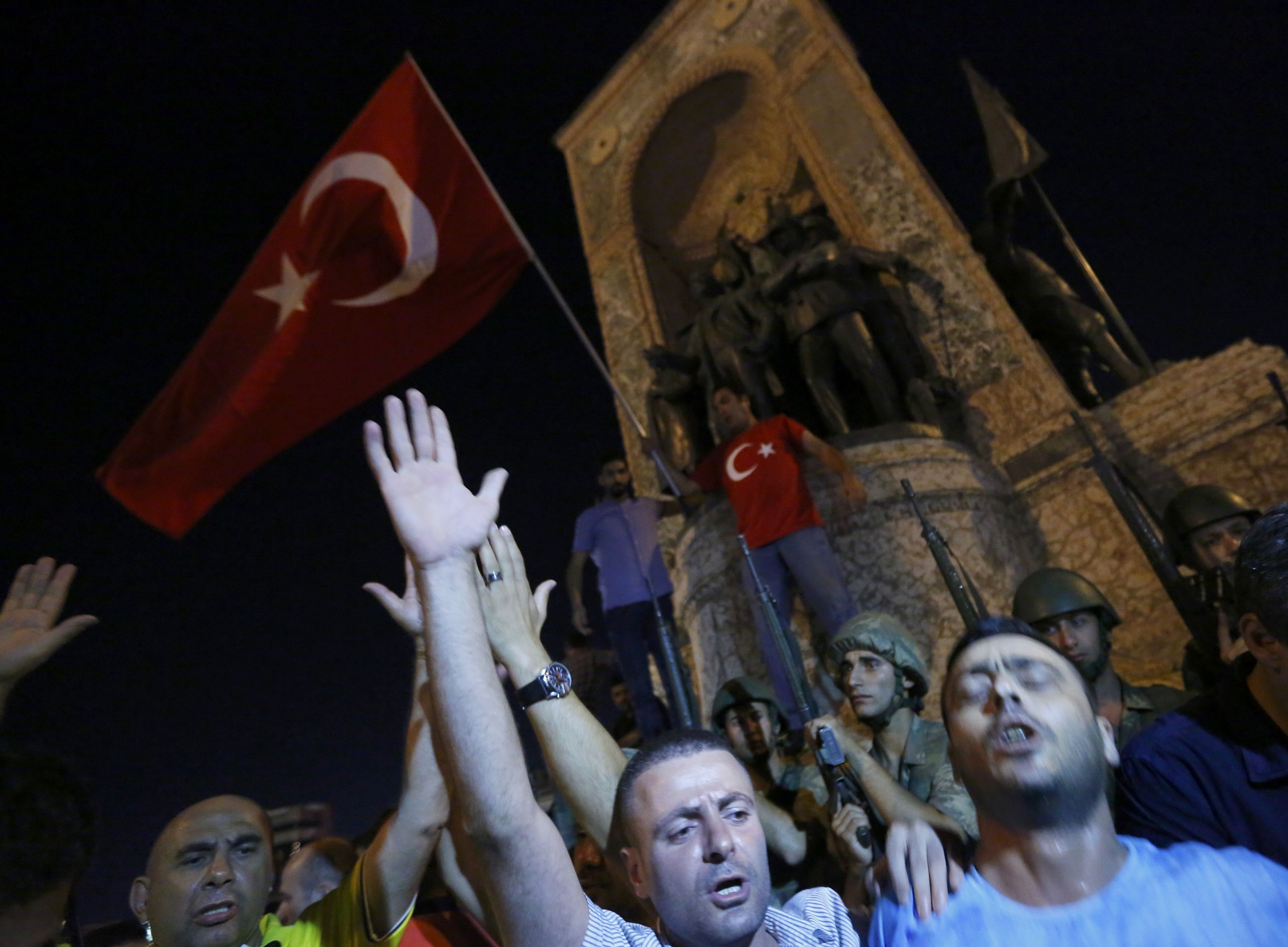 Người biểu tình tập trung tại Đài tưởng niệm ở quảng trường Taksim đêm 15/7