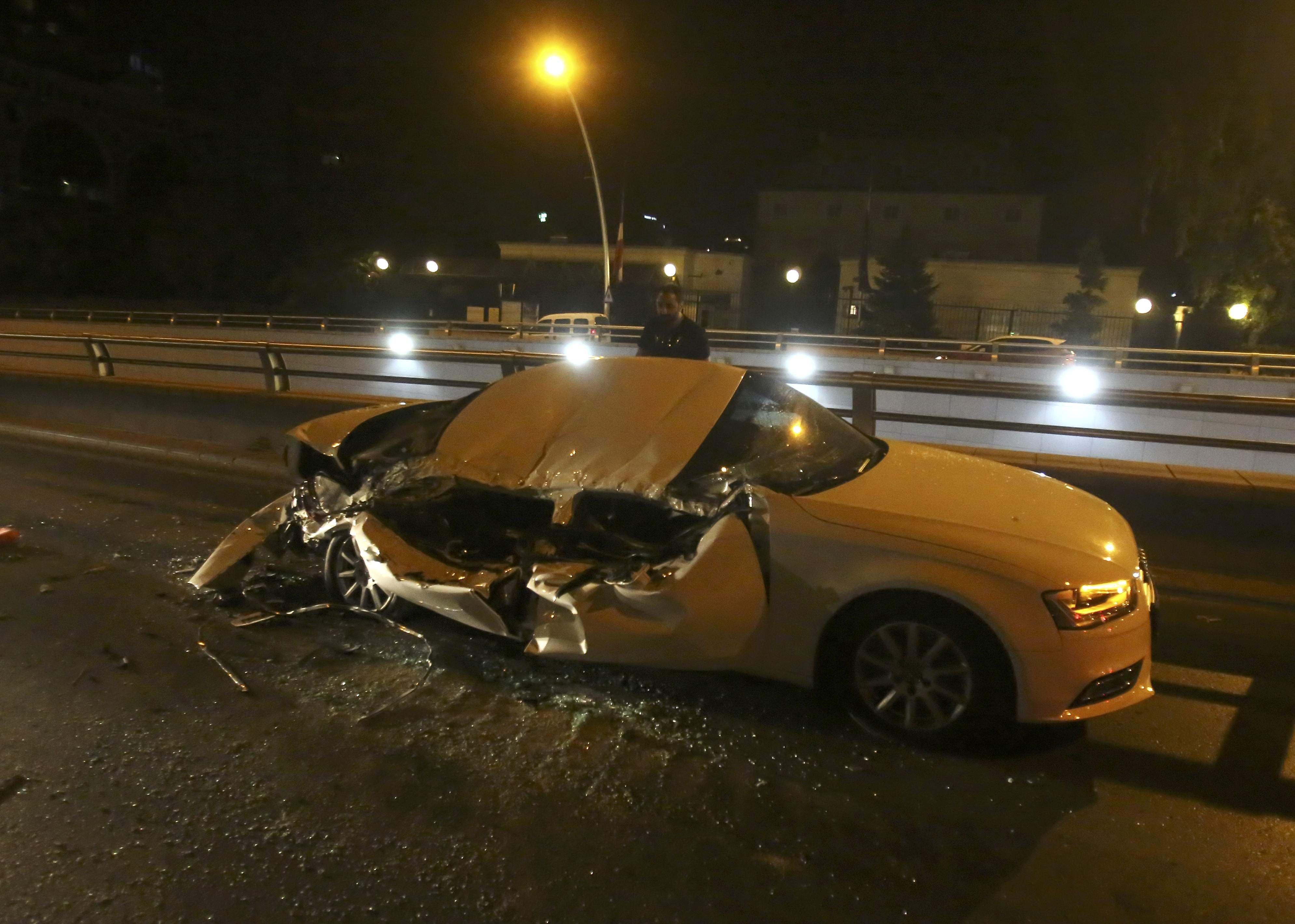 
Rất nhiều phương tiện bị hư hại ở những khu vực có binh lính và xe tăng của lực lượng quân đội cán qua
