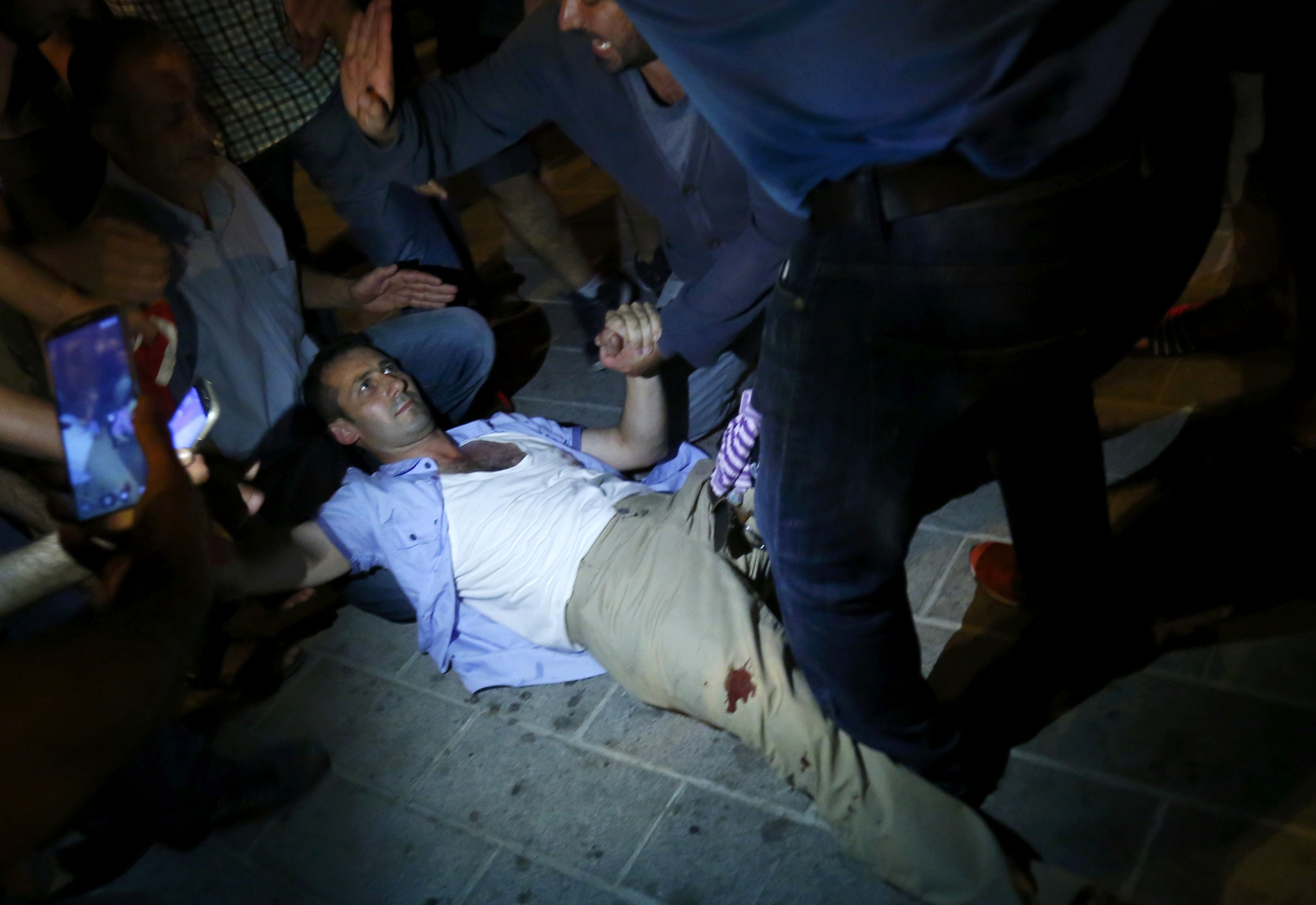 Nhiều người biểu tình bị trúng đạn của binh lính