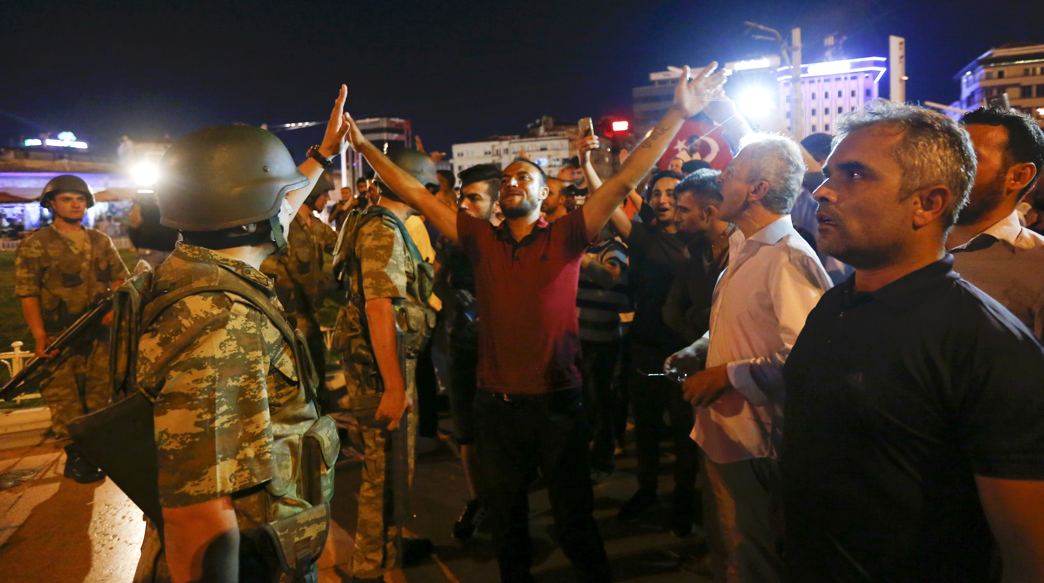 Truyền thông Thổ Nhĩ Kỳ đưa tin binh lính bắn vào người dân, khi họ đang đi qua cây cầu Bosphorus để biểu tình phản đối đảo chính