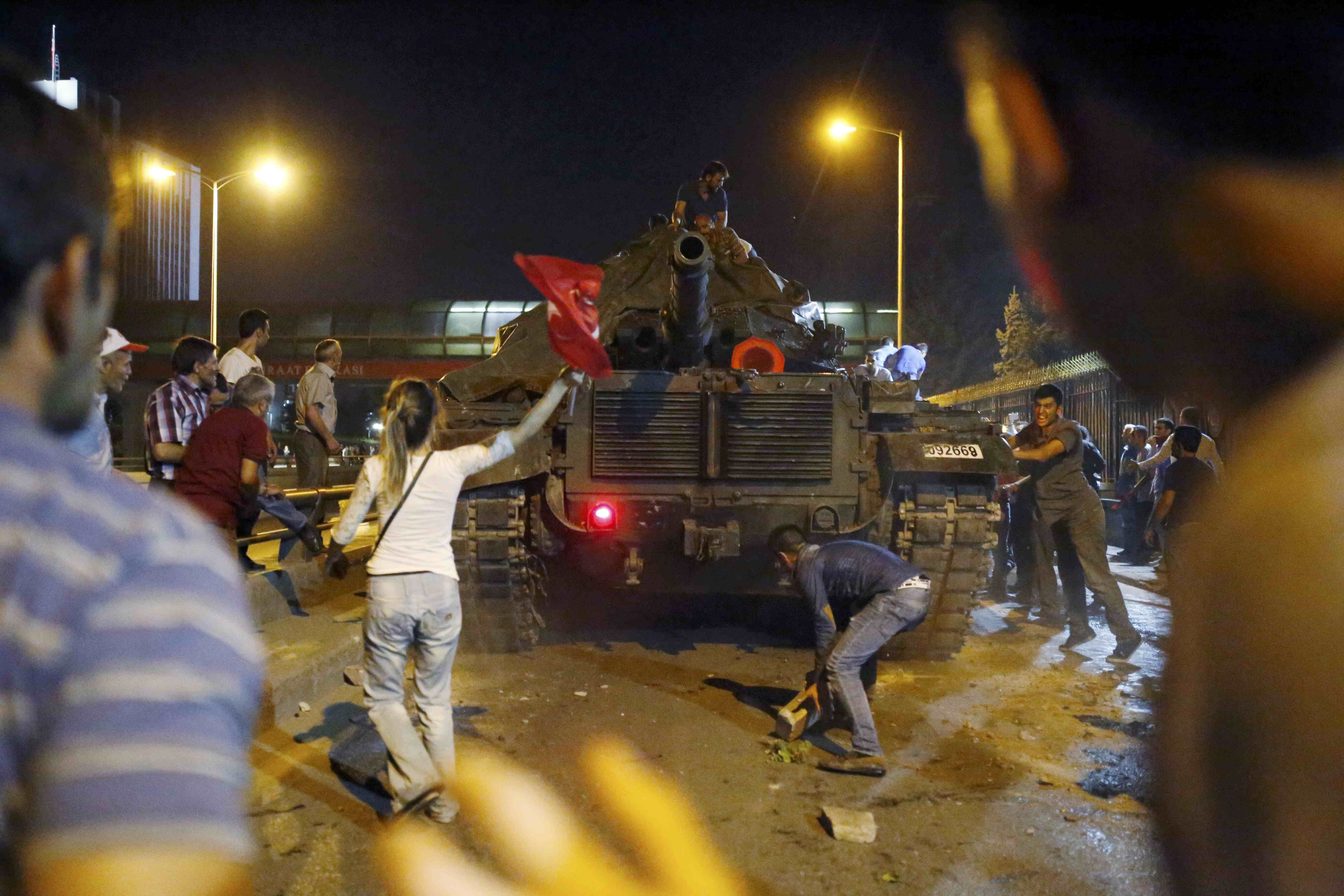Những người biểu tình bao vây xe quân sự của quân đội Thổ Nhĩ Kỳ