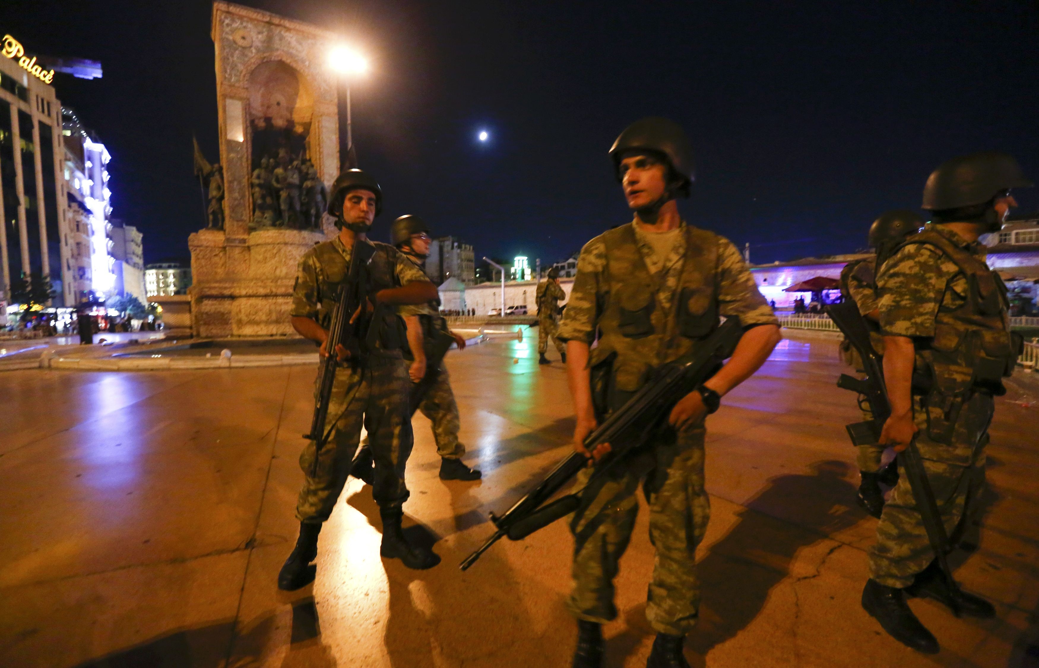 Quân đội Thổ Nhĩ Kỳ tuyên bố thiết quân luật và lệnh giới nghiêm tạm thời trên toàn lãnh thổ.