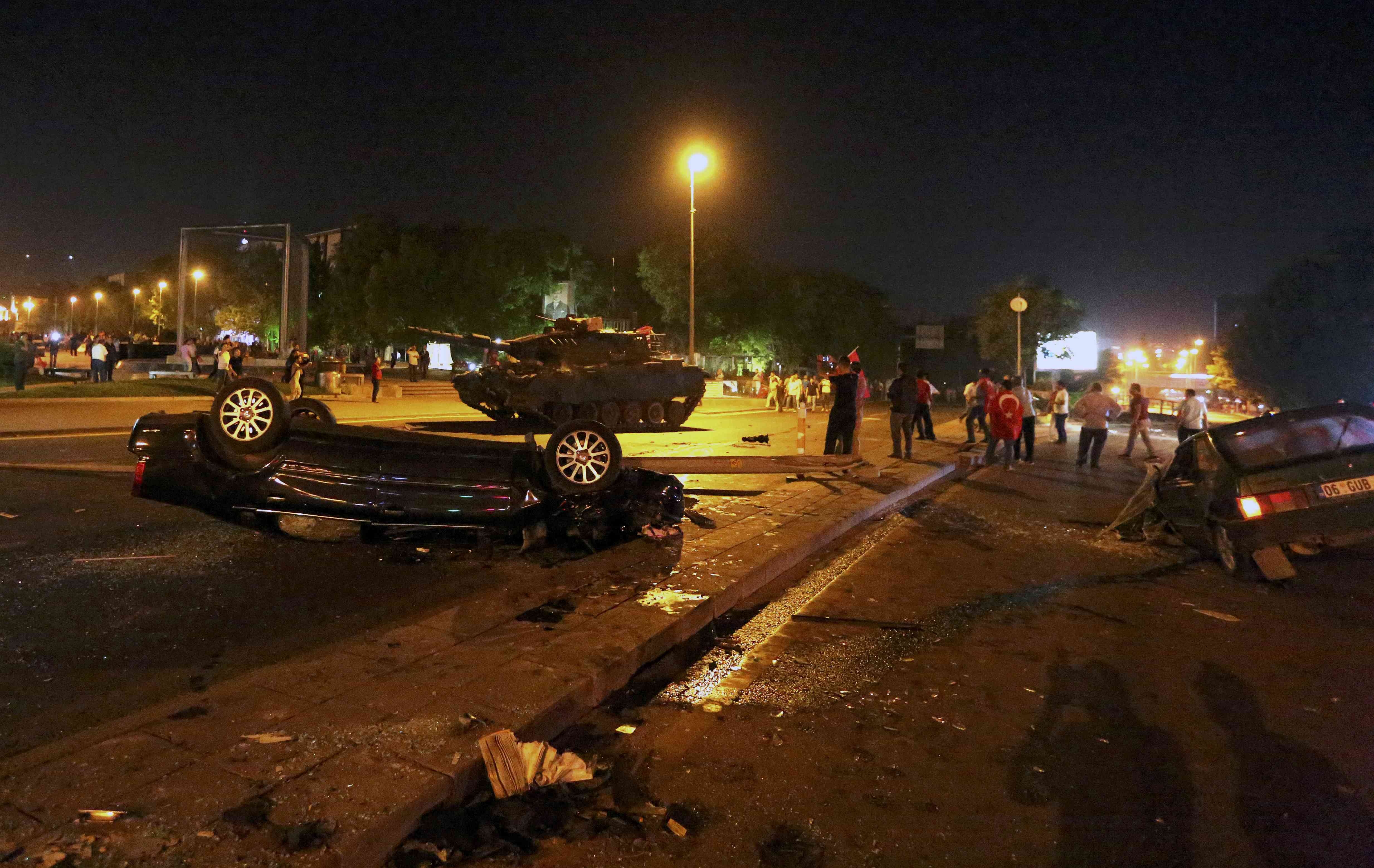 Thổ Nhĩ Kỳ tan hoang trong ngày đảo chính - 13