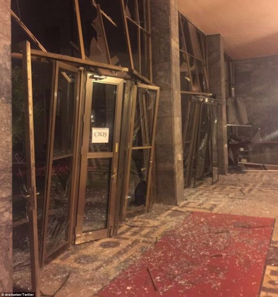 Thổ Nhĩ Kỳ tan hoang trong ngày đảo chính - 7 Những cửa kính của tòa nhà quốc hội bị vỡ vụn