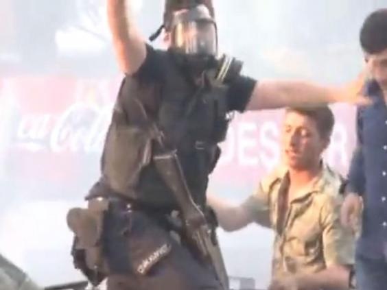 Viên cảnh sát giơ tay kêu gọi đám đông bình tĩnh (Ảnh chụp từ clip)