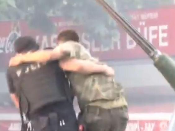 Sau đó dìu anh này ra khỏi xe trước cơn thịnh nộ của đám đông (Ảnh chụp từ clip)