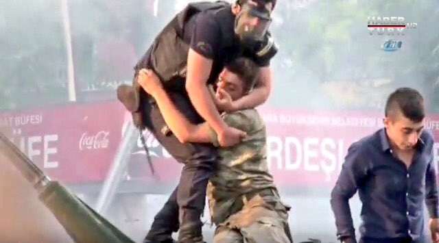 Hình ảnh cảnh sát Thổ Nhĩ Kỳ ôm lính đảo chính bị người dân ném đồ vật và giẫm đạp gây xúc động (Ảnh chụp từ clip)