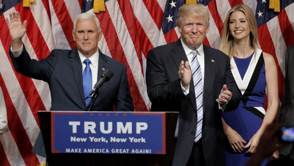Đại hội đảng Cộng hòa Mỹ khai mạc trong hỗn loạn - 1 Tỷ phú Donald Trump cùng con gái Ivanka (ngoài cùng bên phải), trong dịp công bố ứng viên phó tổng thống, Thống đốc Indiana Mike Pence (ngoài cùng bên trái), hôm 16/07 tại New York (Ảnh: Reuters)
