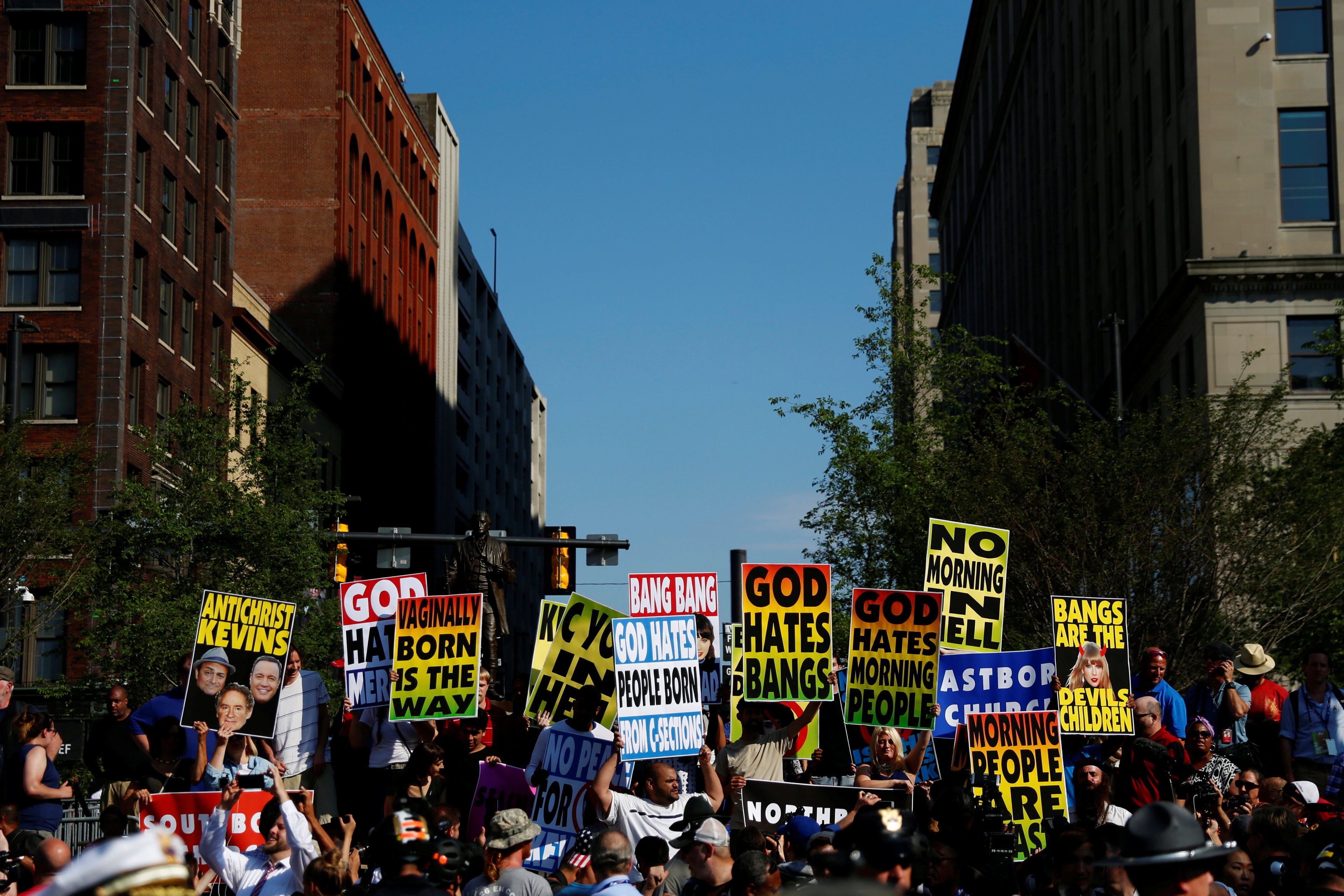 Người phản đối ông Trump giận dữ khi ông Trump, người gọi người dân Mexico là những kẻ hiếp dâm và ủng hộ việc cấm người Hồi giáo vào Mỹ, sẽ dẫn dắt đảng Cộng hòa.