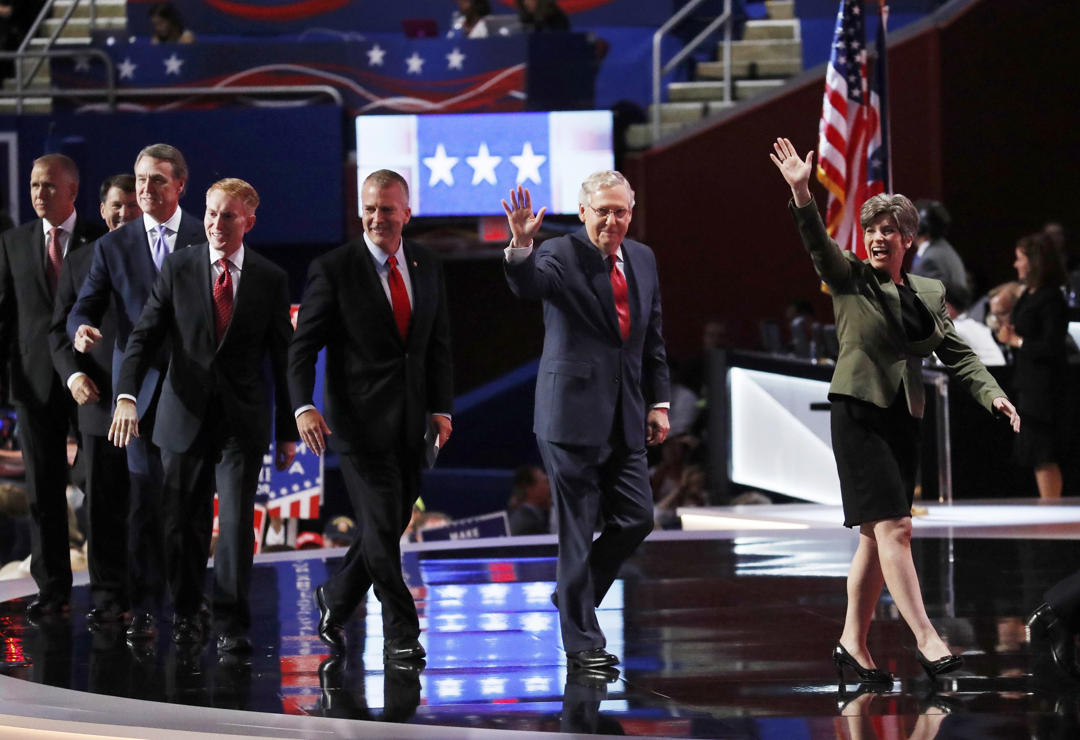 Lãnh đạo phe đa số tại đảng Cộng hòa Mitch McConnell (thứ hai từ phải sang) bước lên sân khấu cùng một số thành viên chủ chốt trong đảng chuẩn bị cho bài phát biểu trước toàn đại hội.
