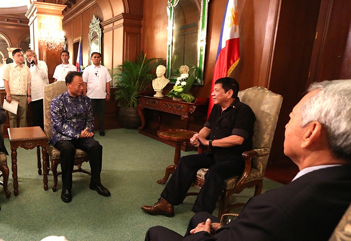 Trung Quốc gửi yêu sách ngang ngược tới Philippines ngay trước phán quyết về Biển Đông - 2 Tổng thống Duterte (giữa) tiếp Đại sứ Trung Quốc (trái) ngày 7/7/2016 (Ảnh: PPD)
