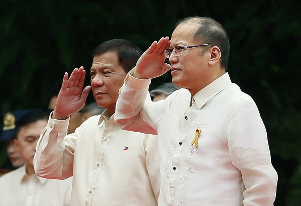 Trung Quốc gửi yêu sách ngang ngược tới Philippines ngay trước phán quyết về Biển Đông - 4 Tổng thống Rodrigo Duterte (trái) và người tiền nhiệm Benigno Aquino III (Ảnh: Philstar)