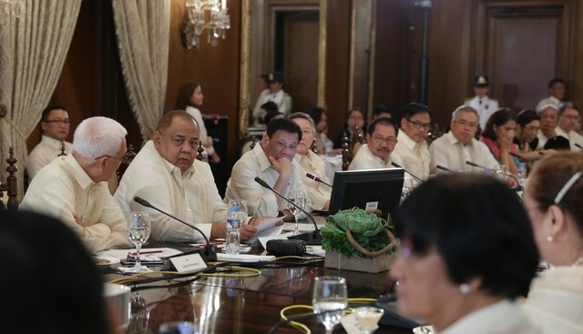 Trung Quốc gửi yêu sách ngang ngược tới Philippines ngay trước phán quyết về Biển Đông - 3 Một cuộc họp nội các của Tổng thống Duterte (Ảnh: Rappler)