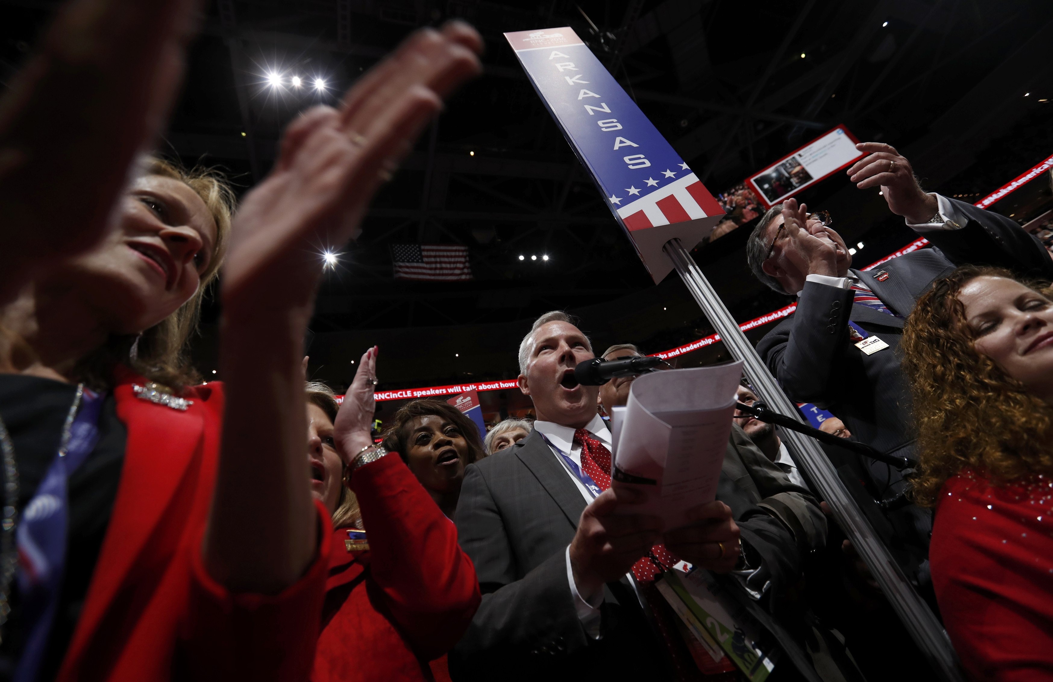 Các thành viên đoàn đại biểu Arkansas vui mừng phát biểu tại đại hội.