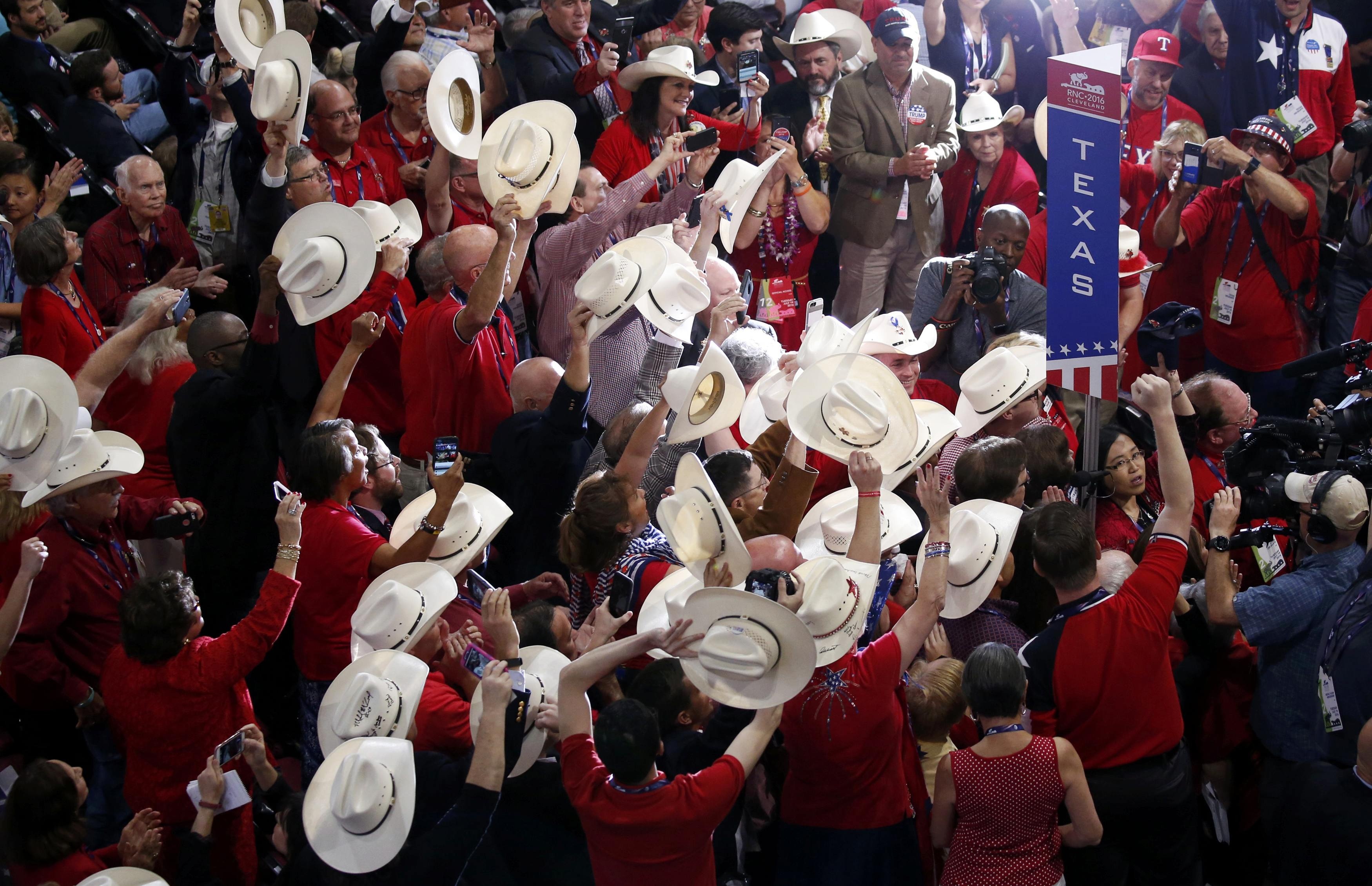Đoàn đại biểu đảng Cộng hòa Texas tung mũ ăn mừng sau khi ông Donald Trump chính thức trở thành ứng viên tổng thống của đảng.