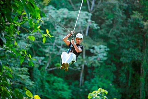 Việt Nam lọt vào nhóm 5 quốc gia hạnh phúc nhất thế giới - 1 Du khách thăm quan một khu rừng ở Costa Rica (Ảnh: enchanting-costarica.com)
