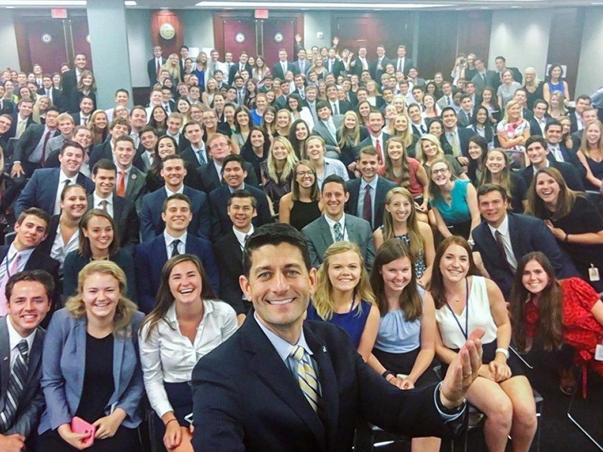 Hai bức ảnh "tự sướng" gây xôn xao Quốc hội Mỹ - 1 Bức ảnh selfie của ông Paul Ryan với các thực tập sinh Quốc hội (Ảnh: Dailynews)