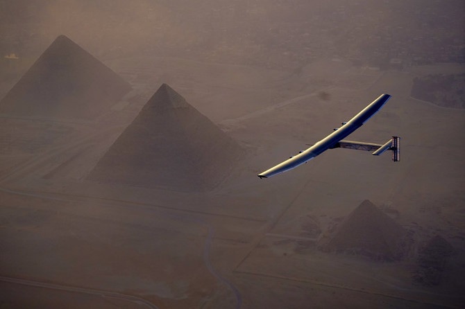 Máy bay dùng năng lượng mặt trời hoàn thành chuyến bay vòng quanh thế giới - 7 Solar Impulse 2 bay qua các Kim tự tháp Ai Cập ngày 13/7/2016 (Ảnh: Solar Impulse)